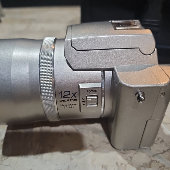 Panasonic LUMIX DMC-FZ10 digital camera W/ Bag, 2gb Memory Card TESTED W… - Picture 8 of 15